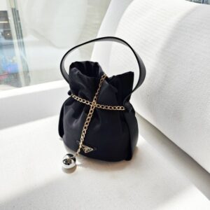 [프라다] 볼버컷백 가로 15cm 세로 18cm 폭 12cm