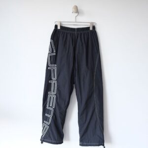 [슈프림] 스펠아웃 자수 트랙 팬츠 - 수입 Color 블랙 , 네이비 Size S , M , L 미세오차 +,-1~3cm 허리밴딩,엉덩이,기장