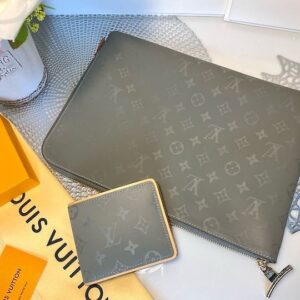 [루이비통] 티타늄 멀티플 월릿&클러치 지갑 : W11.5cm x H9cm 클러치 : 35 cm x 25 cm x 2 cm 에피 & 소가죽 ​ 지갑 -지폐2/카드5/보조2 -본품+박스+더스트 풀*성 클러치 -내부포켓1 지갑 클러치
