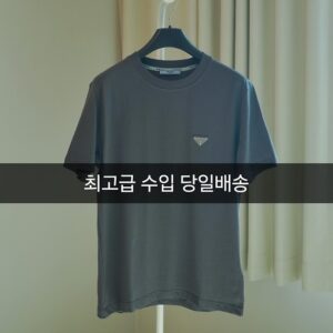 [프라다] 화이트로* 면실크 반팔 화이트 (95-100) (105) (110) 챠콜 (95-100) (105) (110)