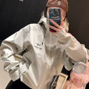 [아크테릭스] BETA LT GORE-TEX 재킷 - 남성용 아웃도어 방수 하드쉘 완전 밀봉 재킷 길이: 70, 72, 74, 76, 78 가슴둘레: 108, 112, 116, 120, 124 길이: 58, 60, 62, 64, 66 너비: 46, 48, 50, 52, 54 S 입고중