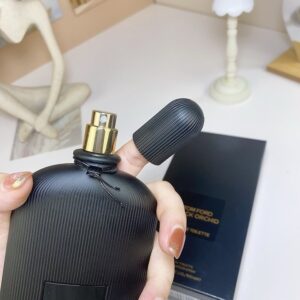 [탐포드] 블랙 오키드 오드퍼퓸 탑 노트: 베르가못, 블랙커런트, 트러플, 일랑일랑 미들 노트: 블랙 오키드, 가드니아, 자스민, 오키드, 로터스 베이스 노트: 초콜릿, 파출리, 바닐라, 인센스, 베티버, 머스크, 샌달우드