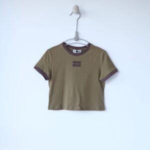 [미우미우] 26 컨템포러리 로* 티셔츠 - 수입 Color 밀리터리카키 Size M , L 미세오차 +,-1~3cm 가슴둘레,어깨,기장
