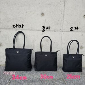 [프라다] 프에코 소중대 큰사이즈 가로 34cm * 세로 28cm * 폭 9.5cm 중간사이즈 가로 30cm * 세로24 cm * 폭18 cm 작은사이즈 가로 25cm * 세로 23cm * 폭 7cm 큰사이즈 중간사이즈 작은사이즈