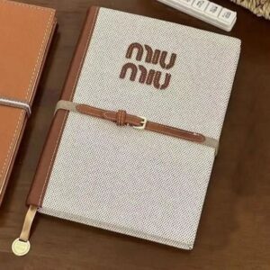 [미우미우] 캔버스 레더투톤 다이어리 구성 ㅡ 끈포함