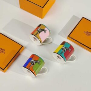 [에르메스] 라세르펜틴 머그컵 ■ 색상 사진색상 ■ 소재 본차이나 ■ 구성품 컵 1개 / 브*드 박스 ■ 사이즈 직경 9cm × 높이 8.5cm