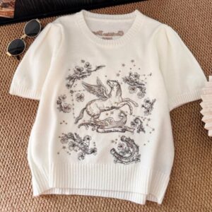 [디올] 페가수스 자수 니트 반팔티 - 수입 Color 화이트 Size M , L 미세오차 +,-1~3cm 가슴둘레,어깨,기장
