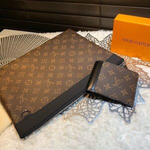 [루이비통] 마카사 멀티플 월릿 & 포쉐트 클러치 지갑 : 11.5 x 9 x 1.5 cm 클러치 : 36.0 x 25.0 x 2.0 cm 모노그램 이클립스 코팅 캔버스 /소가죽트리밍 지갑 -지폐2/카드5/보조2 -본품+박스+더스트 풀*성 클러치 -내부포켓1 지갑 클러치