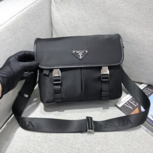 [프라다] 2VD769 리나일론 크로스백 쇼핑백 구성 가로 26cm 세로 19m 폭 10cm