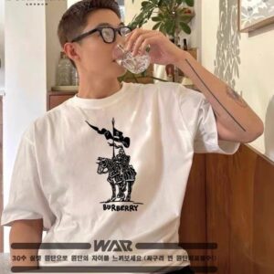 [버버리] 깃발 기사도 반팔 티셔츠 면30수 원단 머서드 가공 처리 실컷 가공 처리 White,Black 여성M(55~66) L(66~77) *여성사이즈는 기존의 남여공용핏이 아니라 여성분들을 위한 전용핏입니다.* White,Black,GRAY,NAVY 남성L(95~100),XL(105),2XL(110)3XL(115)