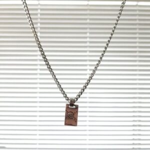 [구찌] 고스트 목걸이 구분 : 공용 줄 60cm 줄폭 0.3cm 메달 1.4cm x 2.3cm 풀*스구성 : 본품 , 더스트 , 박스 , 쇼핑백 , 케어카드