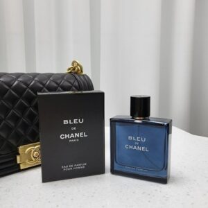 [샤넬] 블루 드 오드 퍼퓸 100ml for MEN 향긋하고 우디 한 앰버와 사향의 노트로 관능적인 해석으로 앰버 시더 스틱은 관능과 풍만 함을 선사합니다