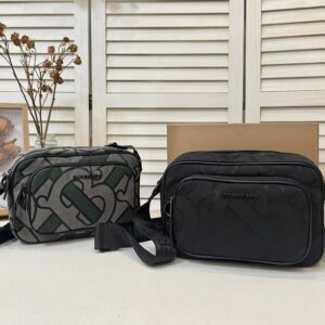 [버버리] TB 모노그램 리사이클 카메라백 24cm
