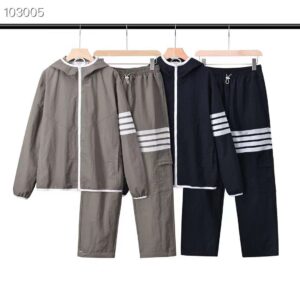 [톰브라운] 4바 윈드브레이커 트레이닝세트 Color 그레이.네이비 Size 그레이 95. 110 네이비 95. 105 사이즈 여유있게 나왔어요