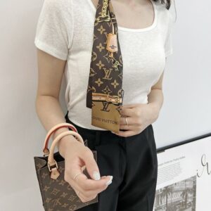 [루이비통] 컨피덴셜 방도겸스카프 색상ㅡ화이트 모노. 갈색모노 소재ㅡ실크100% opp봉지