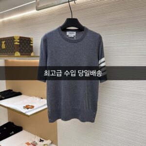 [톰브라운] 크루넥 완장 니트 챠콜 그레이 화이트