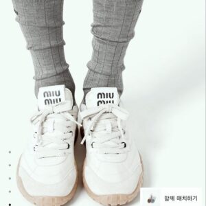 [미우미우] 타이어 스웨이드 스니커즈 칼라 아이보리 블랙