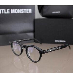 [마르지엘라] MM116 블랙 클리어 사이즈 렌즈 너비: 46mm 브릿지 너비: 23mm 프레임 길이: 145mm 프레임 전면 너비: 139.5mm 프레임 측면 길이: 144mm 렌즈 높이: 40.5mm (기본레더 케이스+ 안경닦이 구성) 풀 *이스(본품, 케이스, 박스, 안경닦이,개런티카드) +0.8