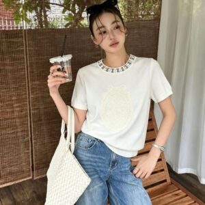 [디올] DI 33071 메달리온 레이스 패치 쥬얼 넥 니트 반팔