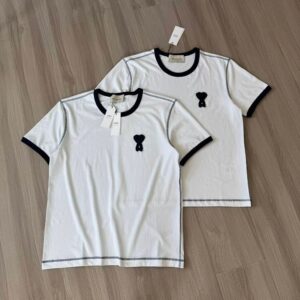 [아미] 26 하트 크로셰 패치 티셔츠 - 수입 Color 화이트 Size L , XL 미세오차 +,-1~3cm 가슴,어깨,기장