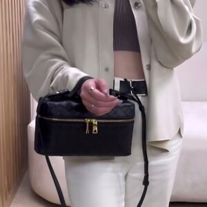 [보테가] 수입 뱅뱅 베니티 케이스 color ㅡ 블랙 구성 ㅡ 본품, 더스트, 스트랩, 브*드박스 size ㅡ 가로 20 * 세로 13 * 폭 6.5 (cm) 미세오차허용