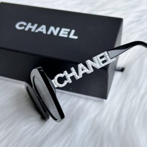 [샤넬] 레터링 선클라스 색상ㅡ화이트찐 사이즈ㅡ브릿지17mm 다리길이140mm 풀*스