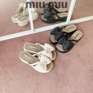 [미우미우] 사각장식 가오리 쿠션 슬리퍼 굽높이 5cm 색상 블랙 베이지 사이즈 230 ~ 250