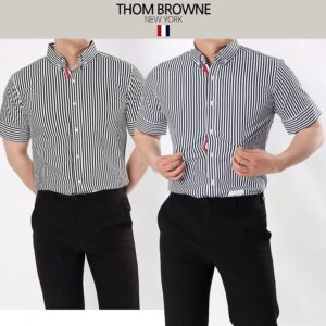 [톰브라운] ST 히든띠 반팔셔츠 FABRIC(소재) :폴리 COLOR(색상) :네이비,블랙 SIZE(사이즈) : L(95~100) XL105 XXL110 모델