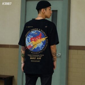 [나이키] 골드스우시 NASA 테마 그래픽 티셔츠 컬러 ㅡ 블랙 사이즈 ㅡ 여성 55~66(M). 77(L). 88(XL)