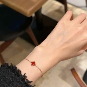 [반클리프] 앤 아펠 알함브라 팔찌 (레드) 모델: 알함브라 팔찌 컬러: 로즈골드