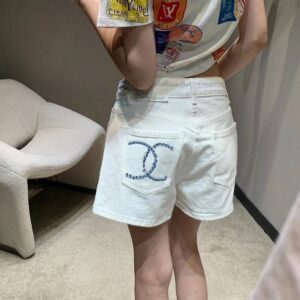 [샤넬] 그라데이션 비즈 화이트 데님 숏팬츠 - 수입 Color 화이트 데님 Size M , L 미세오차 +,-1~3cm 허리둘레,엉덩이,기장
