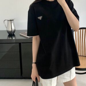 [프라다] 레드패치 반팔티 Model