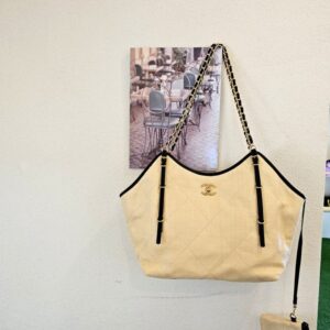 [샤넬] 라탄 밑가로 31cm * 윗가로46cm 세로 26cm 폭10cm 파우치 가로 20cm 세로 11cm
