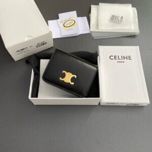 [셀린느] 컴팩트 지갑 소재 샤이니 카프스킨 색상 블랙 (금장) / 블랙 (은장) 사이즈 11cm X 9cm X 3cm 구성품 풀*스 구성 (본품, 브*드박스, 더스트, 설명서)