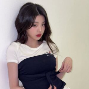 [마르지엘라] 스트래치 슬림 반팔티셔츠 - 수입 Color 화이트 Size 미세오차 +,-1~3cm 가슴둘레,어깨,기장, : 72 , 33.5 , 56 , 14.5cm 40 : 46 , 34.5 , 57.5 , 15.5cm