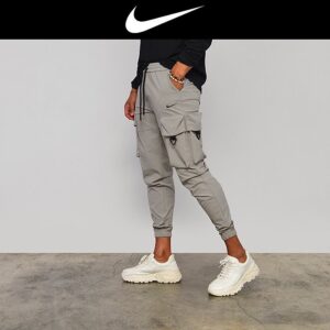 [나이키] 절개 고리포켓 조거팬츠 FABRIC(소재) :폴리/스판 COLOR(색상) :블랙,그레이 SIZE(사이즈) :M, L, XL, 2XL 상세